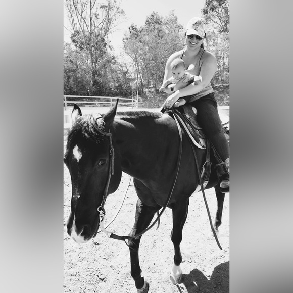 Meet Your Posher, Martina 🌻🌸 - Picture 2 of 2